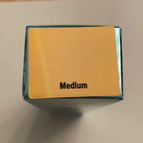 It Cosmetics CC+ Cream Oil-Free Matte with SPF 40 Full-size Medium - Picture 4 of 9